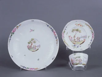 Worcester Teeschale und Untertasse und Schale, Chinoiserie-Dekoration, ca. 1750-55 (Keramik)